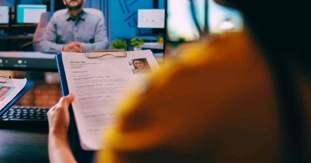 Qué Poner en un Currículum de Primer Empleo (Guía)